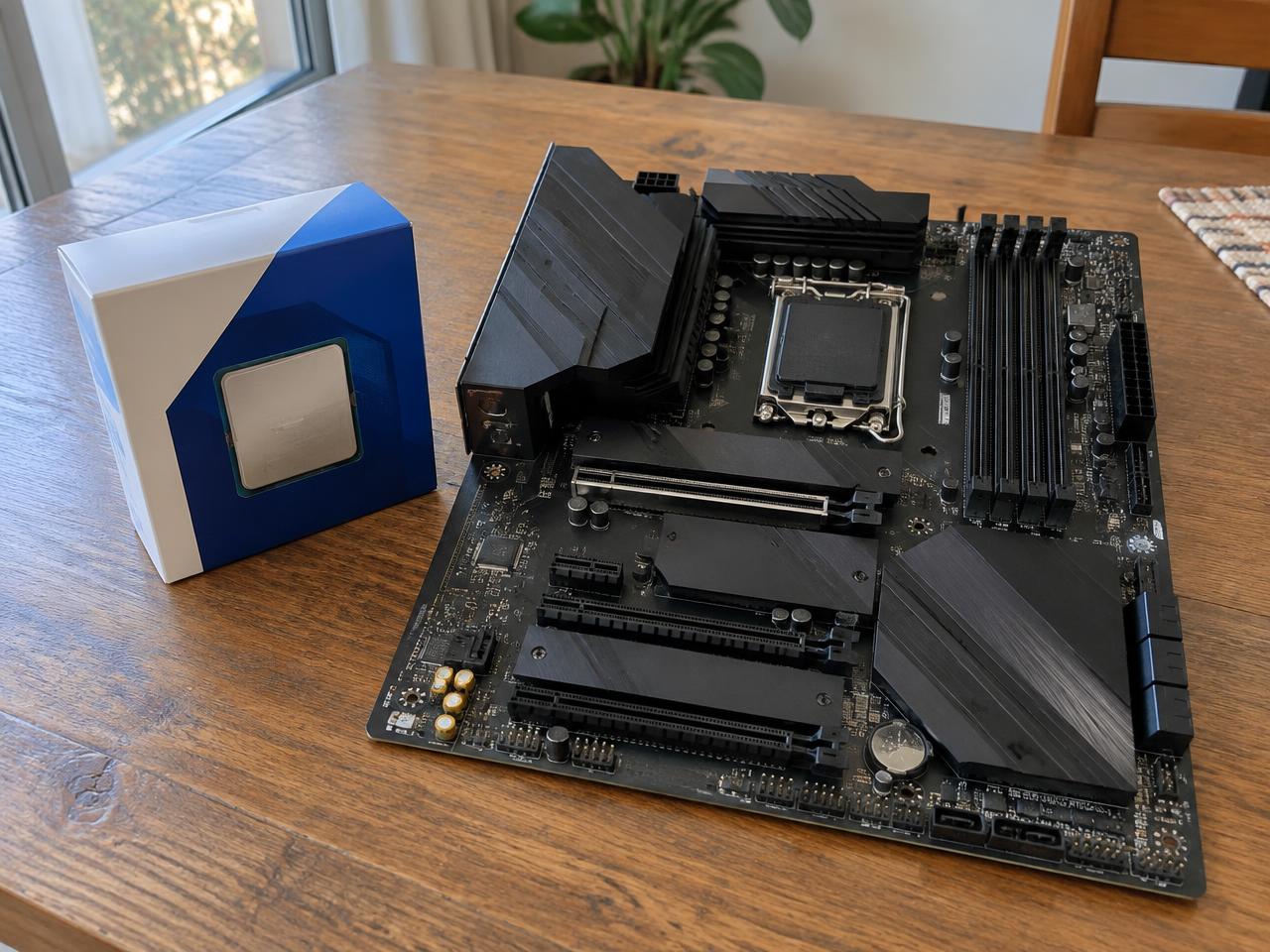 Intel Core Ultra 7 265K med moderkort